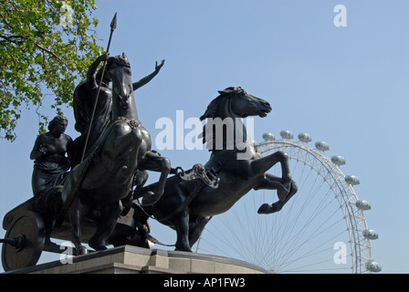 Statue de Boadicée et London Eye près de Westminster Bridge London Banque D'Images