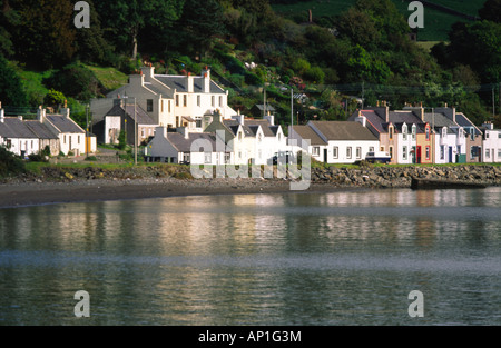 Le petit village de Cairnryan reflétée dans le Loch Ryan près de Stranraer Galloway Scotland UK Banque D'Images