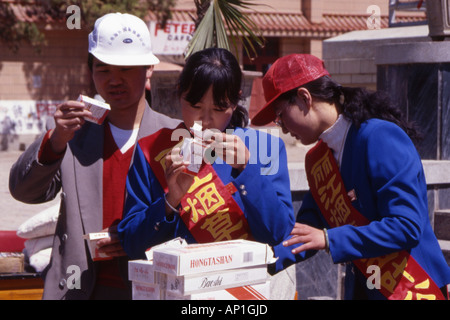 Fonctionnaires avec une exposition de marchandises contrefaites saisies de Lijiang dans la province du Yunnan en Chine. Banque D'Images