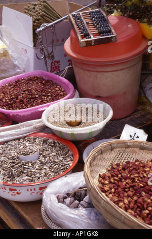 Échoppe de marché avec l'affichage de graines et fruits secs lijiang dans la province du Yunnan en Chine. Banque D'Images