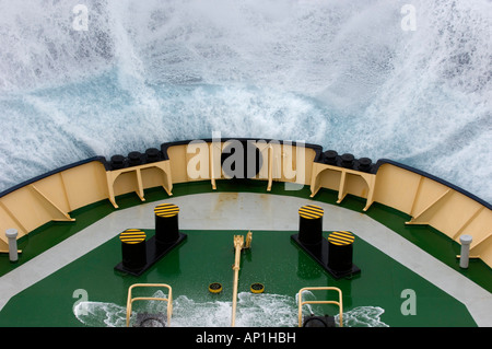 Avant de le brise-glace Kapitan Khlebnikov s'écraser dans un vague dans une mer traversant le passage de Drake océan du Sud Banque D'Images