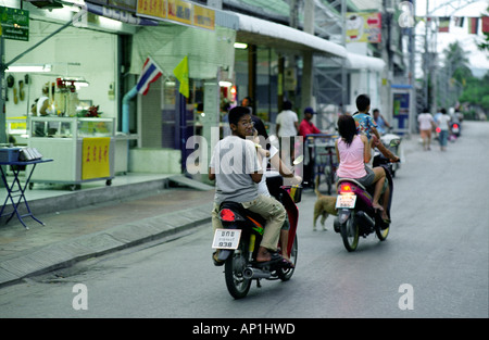 Les familles de la Thaïlande sur les motos PRÈS DU PONT SUR LA RIVIÈRE KWAI à Kanchanaburi Banque D'Images