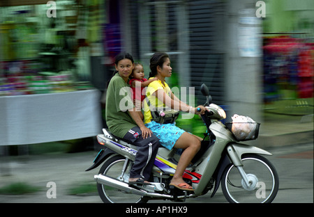 Les familles de la Thaïlande sur les motos PRÈS DU PONT SUR LA RIVIÈRE KWAI à Kanchanaburi Banque D'Images