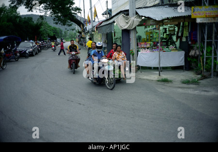 Les familles de la Thaïlande sur les motos PRÈS DU PONT SUR LA RIVIÈRE KWAI à Kanchanaburi Banque D'Images