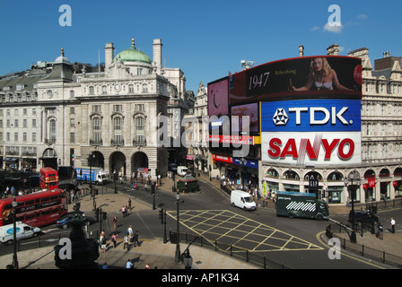 Vue générale de Piccadilly Circus montre le trafic fort road junction y compris Eros statue et panneau d'affichage éclairé Banque D'Images