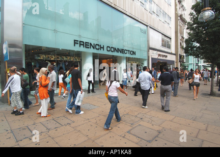 Oxford Street pavement French Connection fcuk store avec les consommateurs Banque D'Images