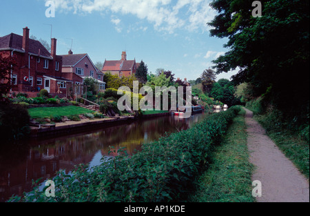 Chemin de halage le long du canal de Kennet et Avon Devizes, Wiltshire, Royaume-Uni Banque D'Images