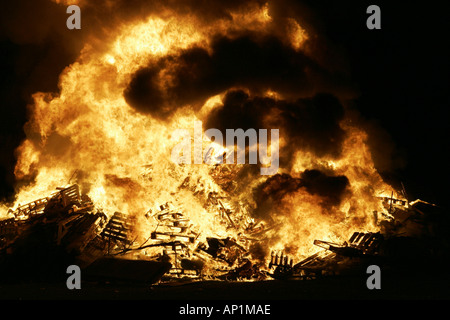 11ème feu de joie de nuit à Monkstown les feux sont allumés commémorez la veille de la bataille de la boyne 12 juillet en irlande du nord onzième nuit Banque D'Images