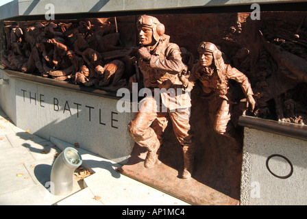 La bataille d'Angleterre, Seconde Guerre mondiale 2 memorial monument en bronze sculpture & par Paul jour Victoria Embankment Thames Westminster London England UK Banque D'Images