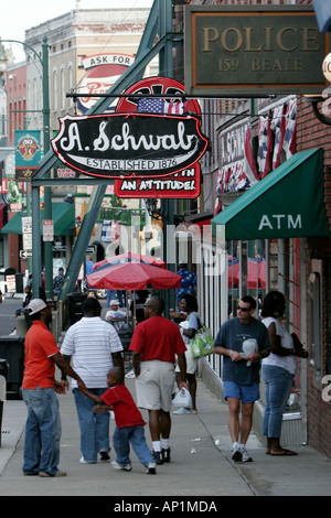 Des signes et de l'après-midi magasin visiteurs sur Beale Street Memphis USA Banque D'Images