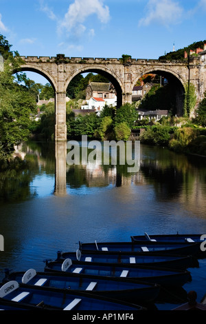 Les barques et le viaduc ferroviaire reflète dans la rivière Nidd à North Yorkshire Angleterre Knaresborough Banque D'Images