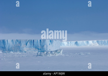 Les icebergs tabulaires coincé dans la banquise autour de l'Île Snow Hill dans la mer de Weddell, Antarctique Banque D'Images