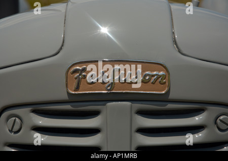 Badge de radiateur d'un tracteur Ferguson détail du logo Banque D'Images