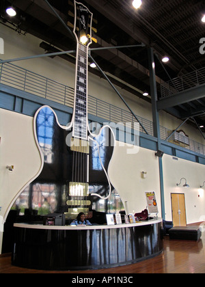 Soutenu par la réception de guitare guitares Gibson motif géant et usine shop Memphis Tennessee USA Banque D'Images