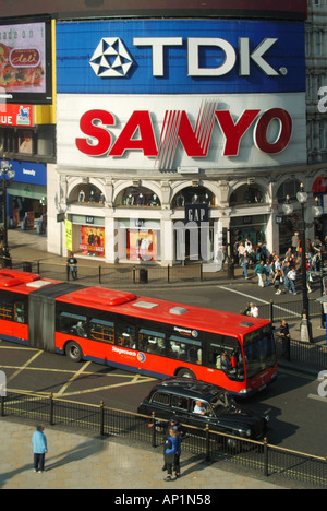 Seul jeu bendy bus à Piccadilly Circus passant publicité lumineuse hoarding Banque D'Images