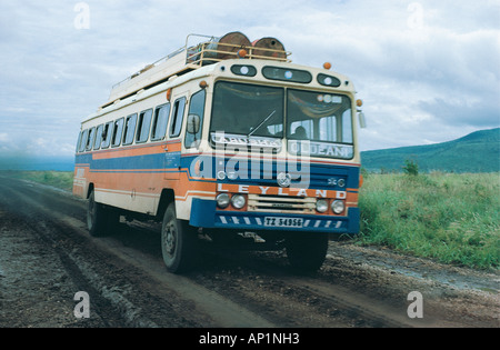 Sur le chemin de terre entre les bus et de Makuyuni Mto Wa Mbu en Tanzanie du Nord Afrique de l'Est Banque D'Images