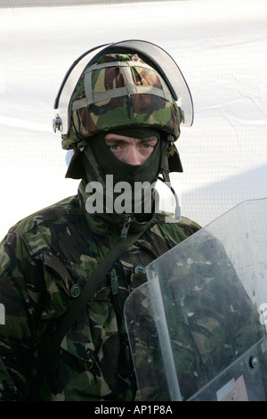 Soldat de l'Armée britannique en tenue de combat avec casque et bouclier sur Crumlin Road à ardoyne boutiques belfast 12 Juillet Banque D'Images