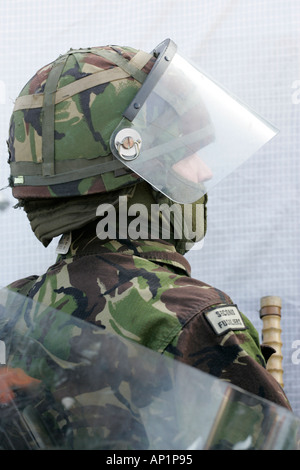 Soldat de l'armée britannique avec casque anti-émeute sur Crumlin Road à ardoyne boutiques belfast 12 Juillet Banque D'Images