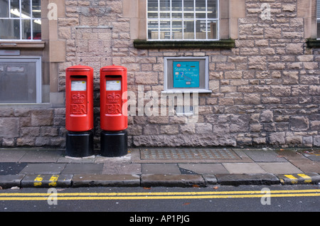 Deux boîtes postales de type K dans la rue à l'extérieur du bureau de tri Banque D'Images