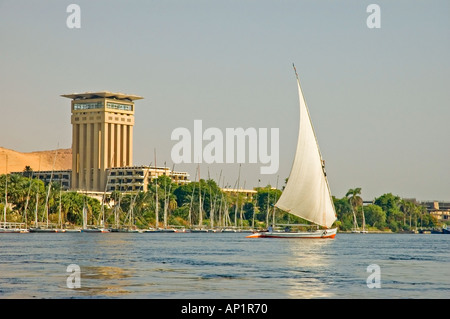 Voiles 1900 passé un hôtel sur l'île Eléphantine, Nil, Assouan, Egypte, Moyen-Orient. DSC 4326 Banque D'Images