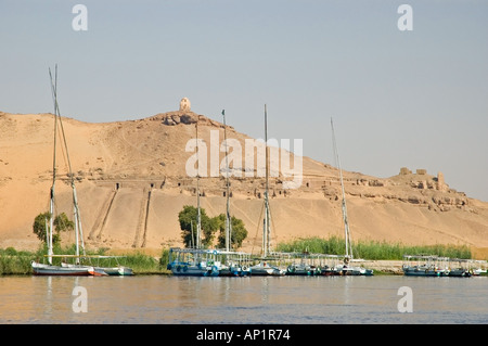 Ligne felouques la rive ouest du Nil, Assouan, Egypte, Moyen-Orient. DSC 4327 Banque D'Images