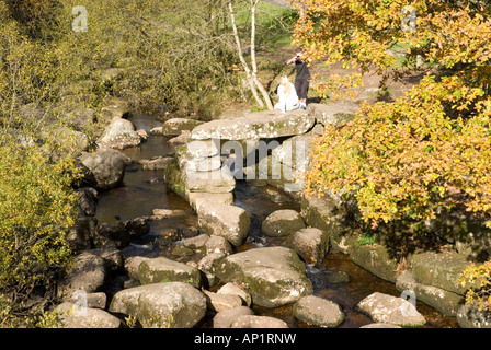 Clapper Bridge over River, Dartmoor. Banque D'Images