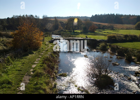 Clapper Bridge sur la rivière East Dart, Dartmoor. Banque D'Images