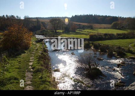 Vieux pont battant sur l'Est de la rivière Dart, Dartmoor. Banque D'Images