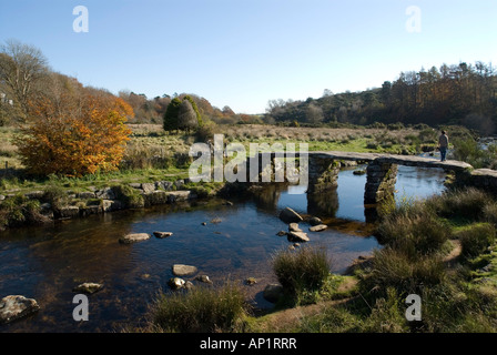 Clapper Bridge sur la rivière Dart est de Dartmoor. Banque D'Images