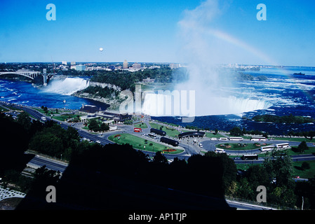 Vue sur les chutes canadiennes et les chutes américaines, de l'hôtel Sheraton, Niagara Falls, Ontario, Canada Banque D'Images