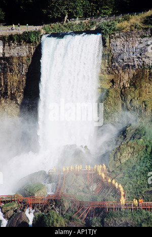 Avis de touristes marcher au-dessus et au-dessous de American Falls, État de New York, Niagara Falls, Ontario, Canada Banque D'Images