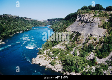 À la recherche vers le bas sur la rivière Niagara de l'espagnol aero cable car, en aval des chutes du Niagara, Ontario, Canada Banque D'Images