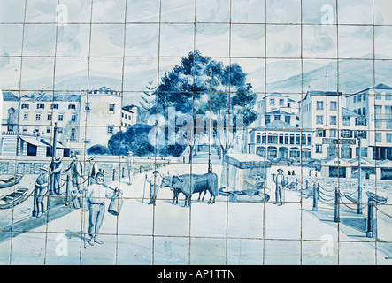 Groupe d'années 20 carreaux Azulejos sur l'extérieur de la salle d'exposition de Toyota, Avenida Arriaga, Funchal, Madère Banque D'Images