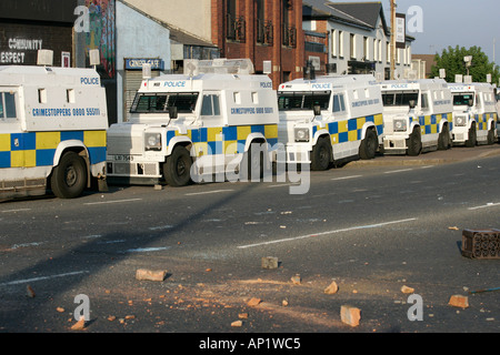 Land Rover blindés PSNI et débris sur route à crumlin ardoyne boutiques belfast 12 Juillet Banque D'Images