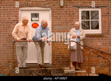 Le magasin DU VILLAGE ET BUREAU DE POSTE À BRIANTSPUDDLE DANS LE DORSET UK Banque D'Images