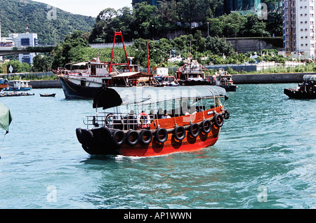 En Sampan Aberdeen Harbour, Aberdeen, Hong Kong, Chine Banque D'Images