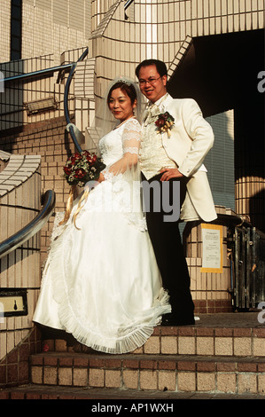 Bride and Groom posing sur mesures, Centre Culturel de Hong Kong, Kowloon, Hong Kong, Chine Banque D'Images