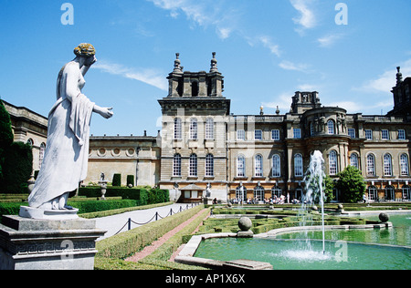 Le Palais de Blenheim, Woodstock, près de Oxford, Oxfordshire, Angleterre. Statue féminine dans la terrasse de l'eau Banque D'Images