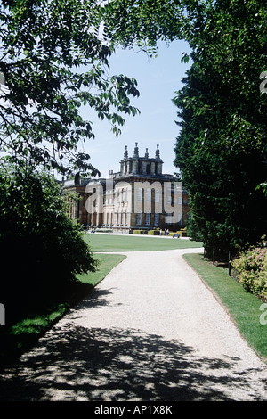 Le Palais de Blenheim, Woodstock, près de Oxford, Oxfordshire, Angleterre. Recherche le long du chemin pour les visiteurs et les palais. Banque D'Images