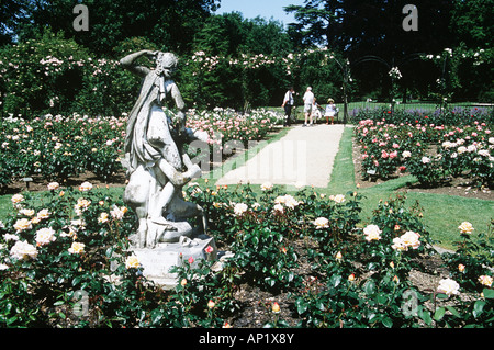 Le Palais de Blenheim, Woodstock, près de Oxford, Oxfordshire, Angleterre. Jardin de roses. Banque D'Images