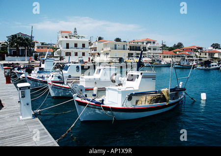 Plusieurs bateaux de pêche blanche amarré dans le port de Lixouri, Lixouri, Céphalonie, Grèce Banque D'Images