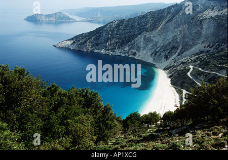 Plage de Myrtos (Minoen), à partir de la falaise, péninsule d'Assos en arrière-plan, Myrtos, Kefalonia, Grèce Banque D'Images