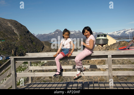 Filles Inuit Maniitsoq ou Sukkertoppen Groenland Danemark Banque D'Images