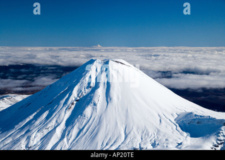 Mt Ngauruhoe Parc National de Tongariro Plateau Central de l'île du nord de la Nouvelle-Zélande et de Mt Egmont Taranaki antenne à distance Banque D'Images