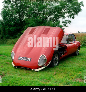 E Type Jaguar dans la campagne anglaise Banque D'Images
