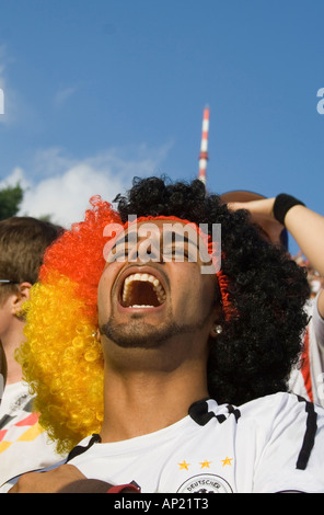 Screaming ventilateur avec perruque allemand Banque D'Images