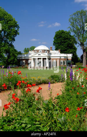 Coquelicots Delphiniums et digitales ornent le jardin à pied à la maison de Thomas Jefferson Monticello Virginia USA Banque D'Images