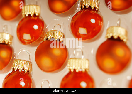 Les boules de Noël sur fond blanc - full frame Banque D'Images