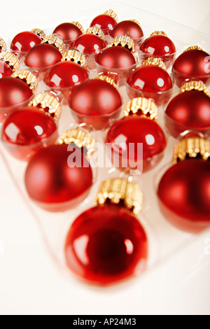 Les boules de Noël sur fond blanc - Culture Banque D'Images