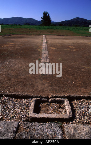 La ligne de départ de l'ancien stade d'Olympie un sanctuaire de la Grèce antique dans la péninsule du Péloponnèse sur Elis, Banque D'Images